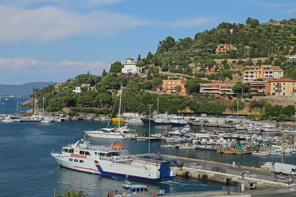Лодки в маленькой гавани "Porto Santo Stefano", жемчужина Средиземного моря, Тоскана - Италия — стоковое фото