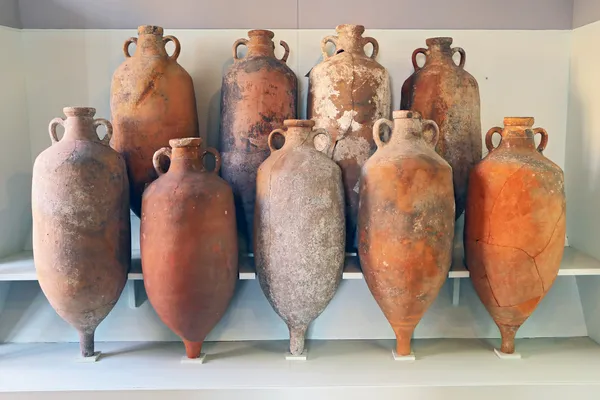 Amphora csoportja vissza a tenger Toszkánában Stock Kép