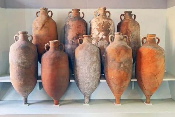 Un grupo de ánforas recuperadas del mar en Toscana Imagen de archivo