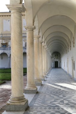 sütunlar ve gölgelerin certosa di san martino - manastır, naples, İtalya