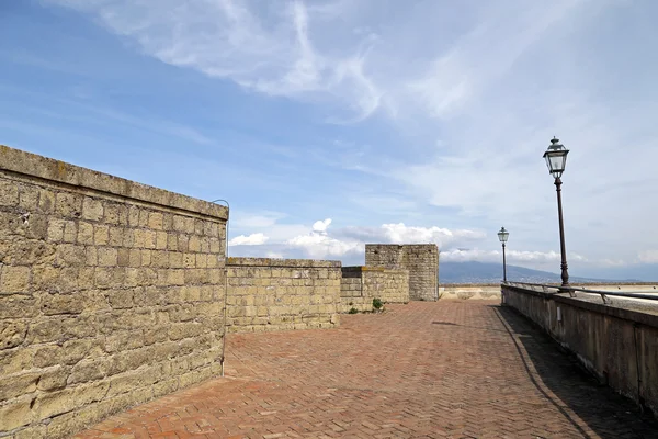 Weiter Blick auf die große Burgmauer "castel sant elmo" in Neapel in italyweiter Blick auf die große Burgmauer "castel sant elmo" in Neapel in Italien — Stockfoto