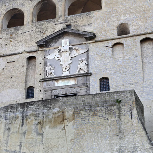 Pohled na velké zdi hradu "castel sant elmo" v Neapoli v italywide pohledu Velké zdi hradu "castel sant elmo" v Neapoli v Itálii — Stock fotografie