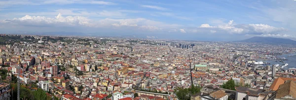 Panorama van Napels. Napels is de hoofdstad van de Italiaanse regio Campania en de derde grootste gemeente in Italië. — Stockfoto