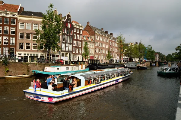 Zwiedzanie Amsterdamu kanałów — Zdjęcie stockowe