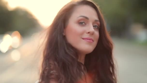 Portret Van Een Lachende Vrouw Bij Zonsondergang — Stockvideo