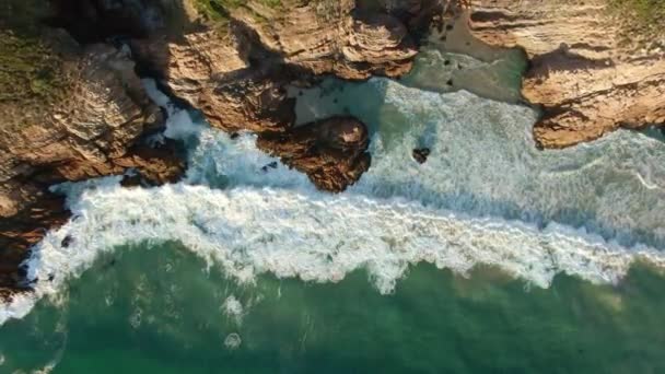 Flygfoto Över Vågor Kraschar Mot Klippor Sydafrika — Stockvideo