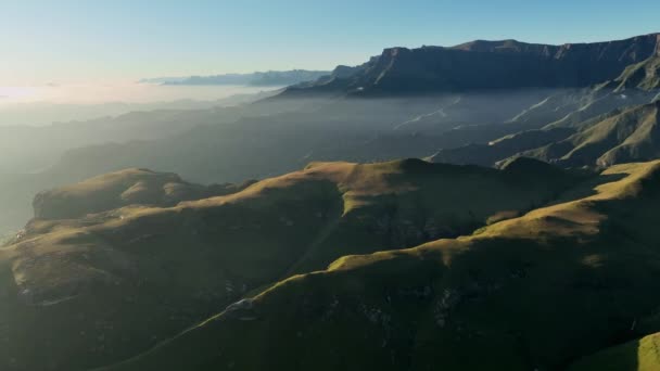 南アフリカ共和国の霧の中の緑のDrakensberg山 — ストック動画