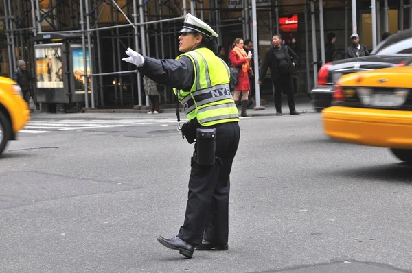 Mujer policía dirigiendo tráfico en Manhattan —  Fotos de Stock