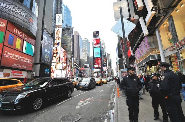 A rendőrök járőröznek a time square, new York-i — Stock Fotó