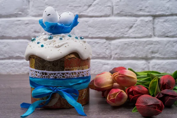Traditional Easter Cakewith Eggs Top White Brick Wall — Foto Stock