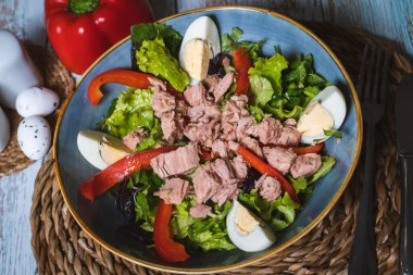 Mavi fiyonklu ton balığı salatası.