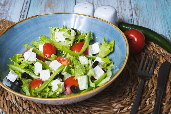 Geleneksel Yunan salatası. Üst görünüm