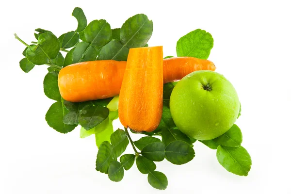 Limoenblaadjes, wortel en groene appel fruit — Stockfoto