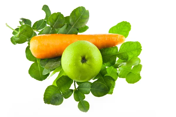 Daun kapur Kaffir, wortel dan buah apel hijau — Stok Foto