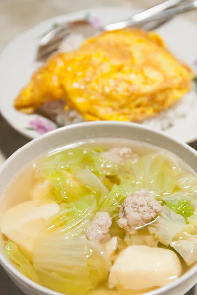 Famosa sopa sabrosa hecha de verduras, tofu y cerdo con omel —  Fotos de Stock