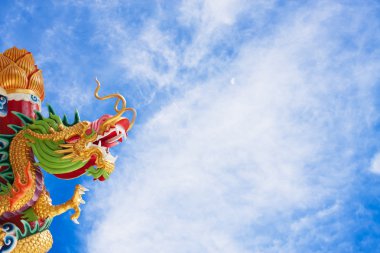 Mavi gökyüzü üzerinde altın gragon