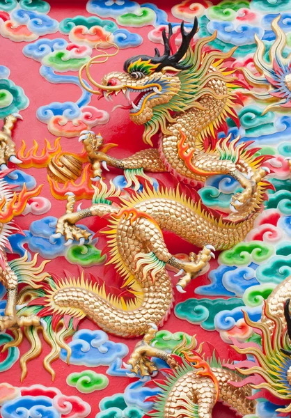 Estátua de dragão chinês na parede do templo na Tailândia — Fotografia de Stock