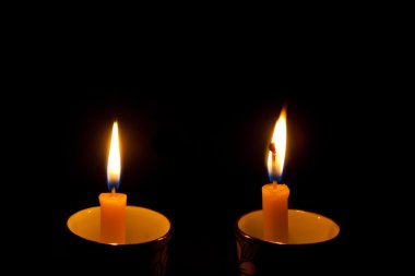 Porselen kupa karanlıkta yanan mumlar