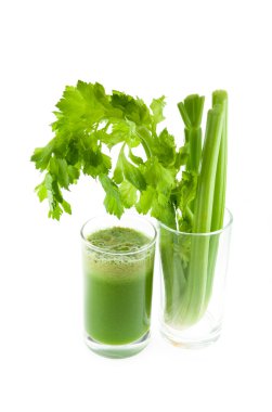 saf taze yeşil kereviz suyu cam üzerinde beyaz backgro izole