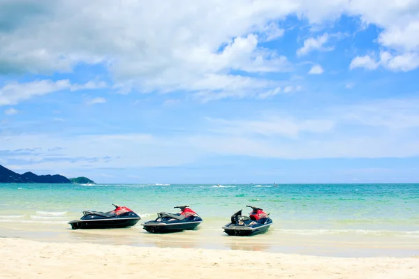 Tři jetski na pláži. Koh samui, Thajsko — Stock fotografie