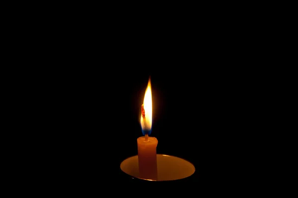 燃烧的蜡烛在黑暗中的瓷杯子 — 图库照片