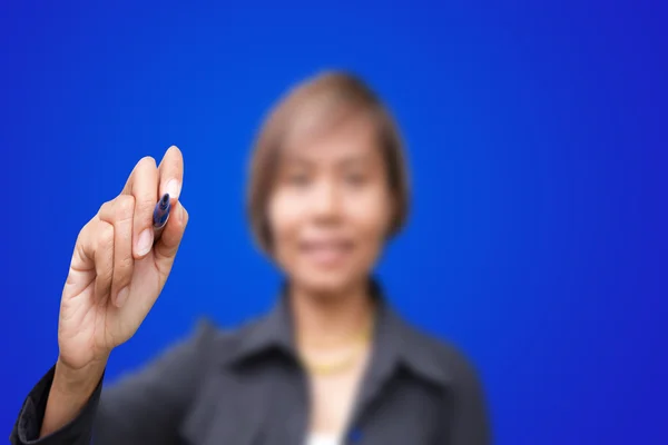 Empresaria escribiendo con un bolígrafo en pantalla abstracta — Foto de Stock