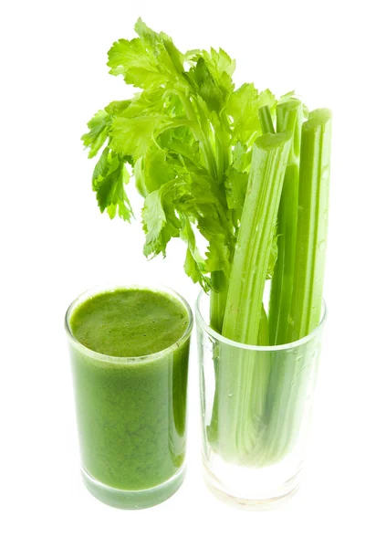 Čistý čerstvý zelený celer šťávy ve skle izolovaných na bílém backgro Stock Obrázky