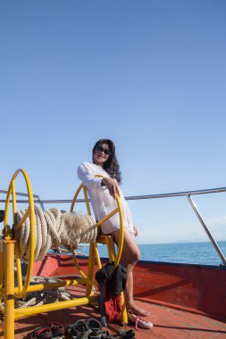 Asyalı kız yatta yelken