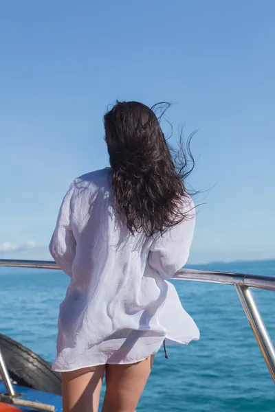 Attractive asian girl sailing on a yacht on summer day — Stock Photo, Image