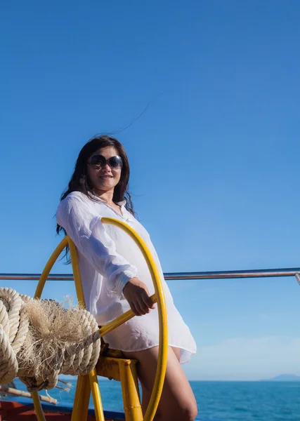 Привлекательная азиатская девушка, плывущая на яхте в летний день — стоковое фото