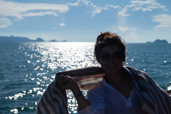 Menina com cachecol no barco — Fotografia de Stock