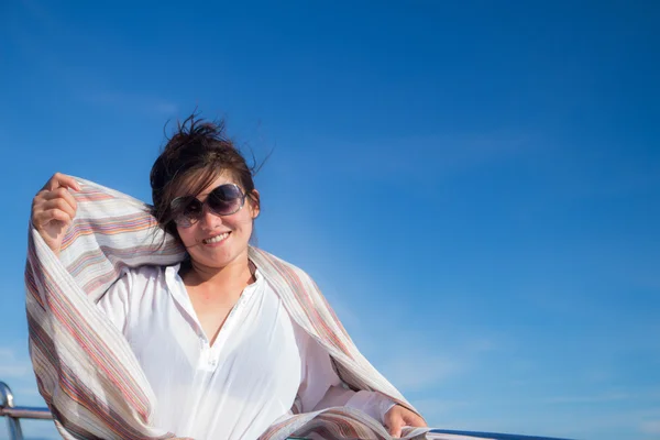 Menina bonita com cachecol retro de pé no barco em dia ensolarado — Fotografia de Stock