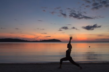 yoga-kız at sunrise silüeti