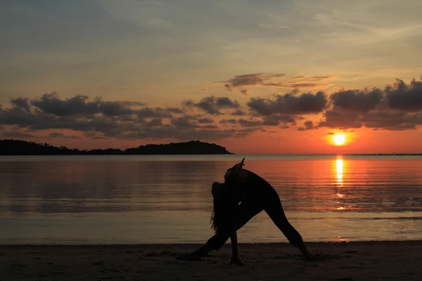 Silhuetten av en yoga flicka på sunrise — Stockfoto