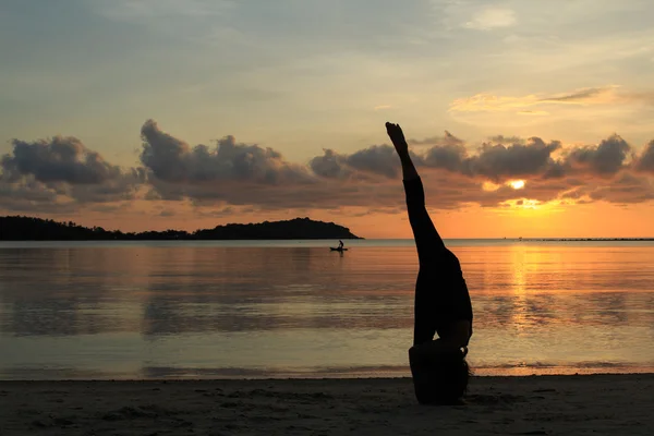 Silhouette of a yoga girl at sunrise — Stock Photo, Image