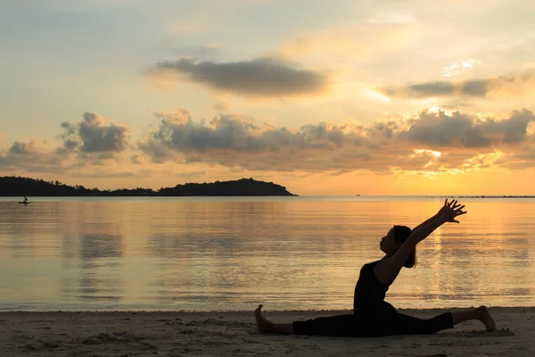 Silhouette of a yoga girl at sunrise — Stock Photo, Image