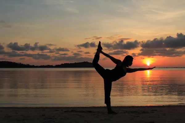 Silueta de una chica de yoga al amanecer — Foto de Stock