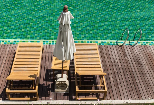 Stühle seitliches Schwimmbad — Stockfoto