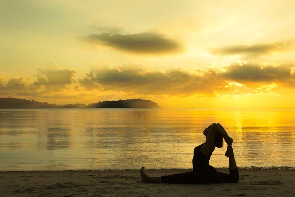 Silueta de una chica de yoga al amanecer — Foto de Stock