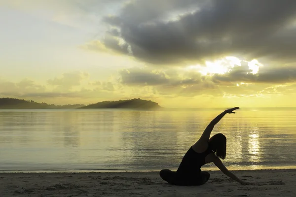 Silueta de una chica de yoga al amanecer — Foto de Stock