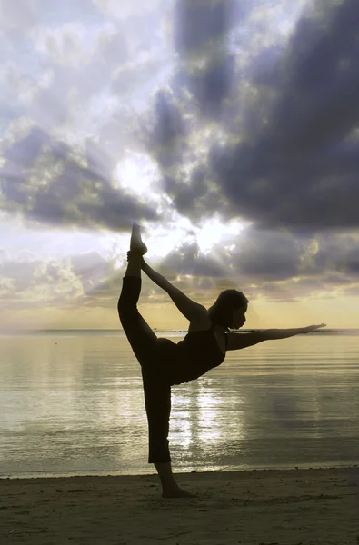Silhouette of a yoga girl at sunrise — Stock Photo, Image