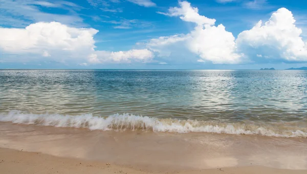 Agitant la mer et le ciel bleu sable — Photo