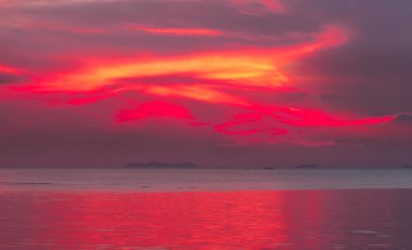 Yangın akşam deniz gökyüzü güzel ateşli gün batımı