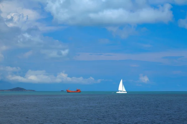 白い帆と赤い船海の風景を見る — ストック写真