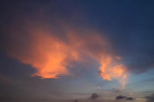 Abstrakter Himmel mit roter Wolke — Stockfoto