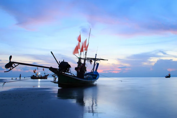 Long tail boat at dusk.Long exposure technique — Stock Photo, Image