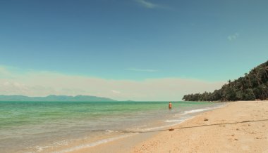 kadın bir tropikal plaj