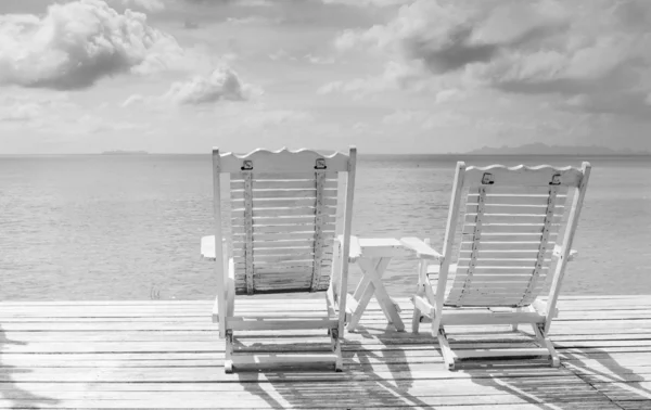 เก้าอี้ชายหาดสีขาว — ภาพถ่ายสต็อก