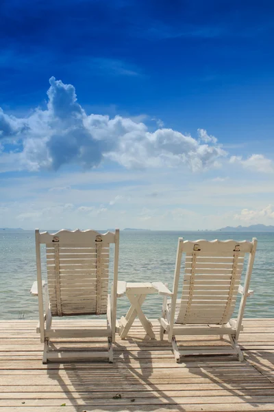 Sillas de playa blancas con mar azul y cielo — Foto de Stock