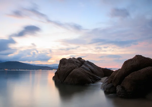 Larga exposición de paisajes marinos y rocas — Foto de Stock